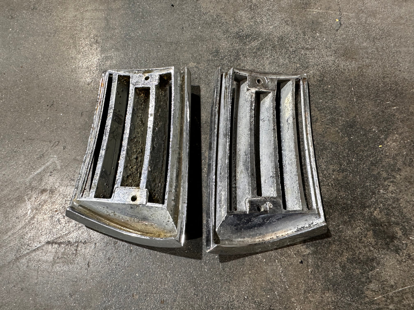 69-73 Horn Grille Set